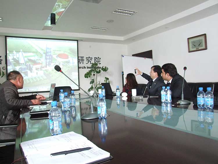 塔吉克斯坦共和國(guó)塔吉克水泥公司總經(jīng)理Sohibov ZM 及助理在鄭州市科技局國(guó)際合作處胡宏濤處長(zhǎng)陪